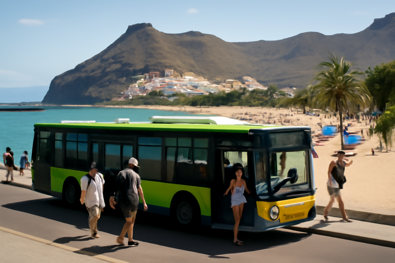 Strand von Teneriffa mit Menschen und öffentlichen Verkehrsmitteln.